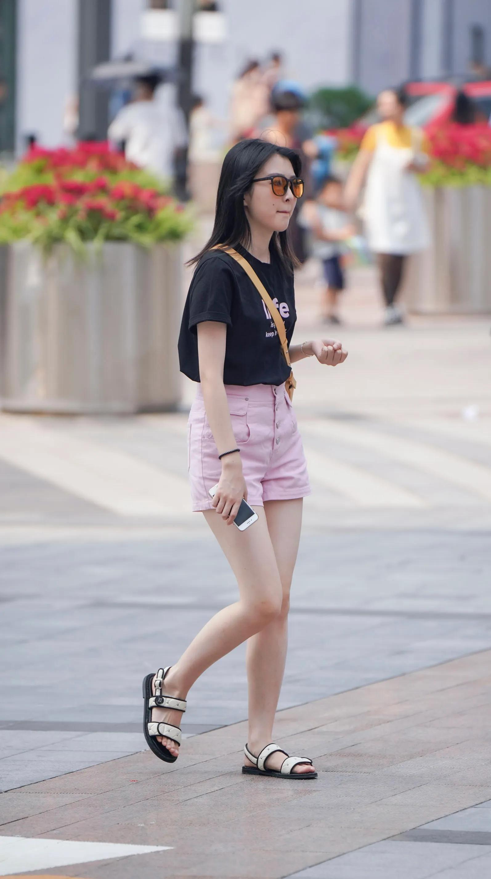 牛仔短裤街拍搭配图片,三里屯牛仔短裤穿搭街拍