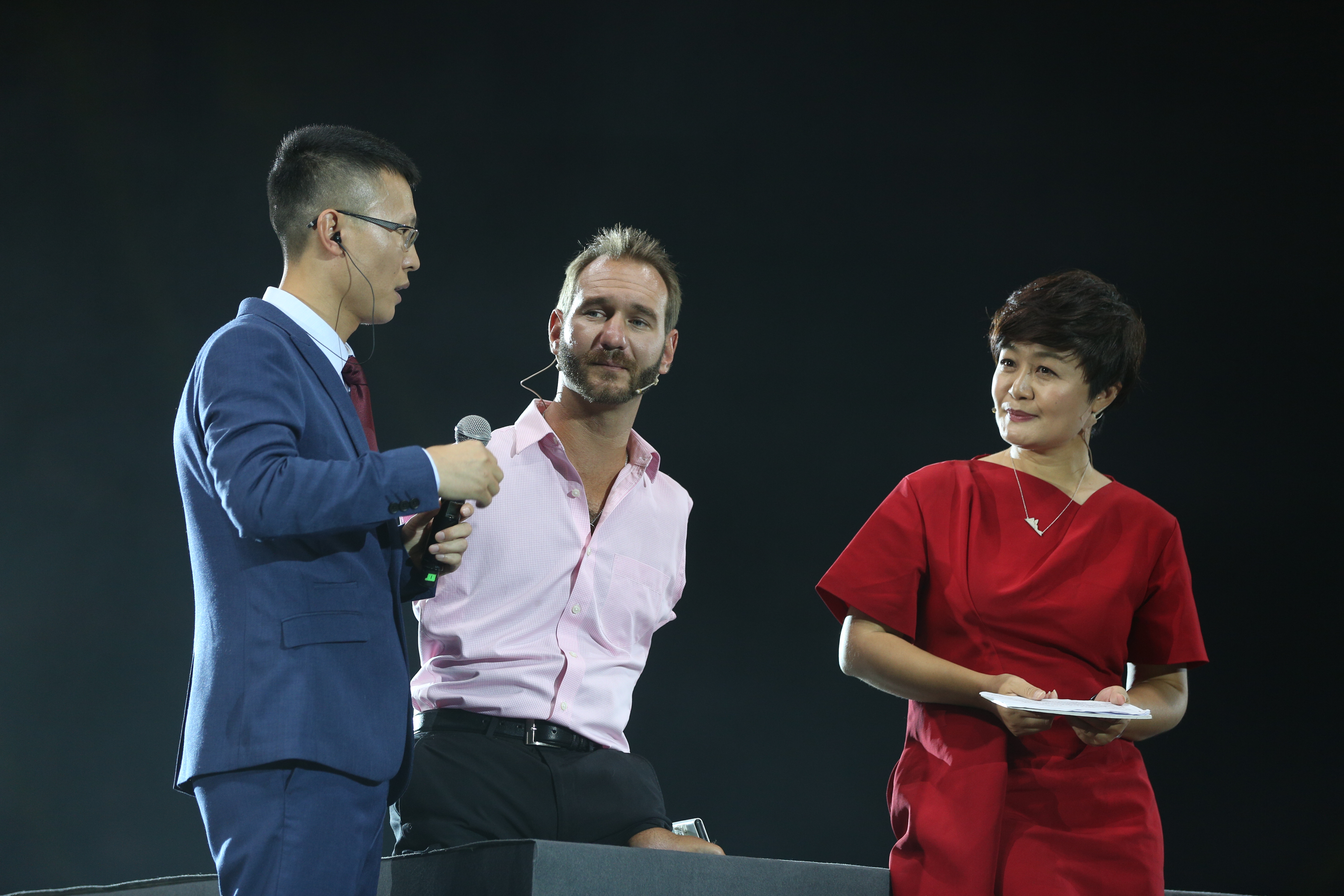 父母的爱和肯定是行走世界的底气,父母的爱是孩子行走世界的底气