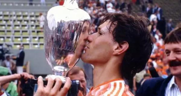 1984欧洲杯范巴斯滕零角度进球,欧冠传奇范巴斯滕