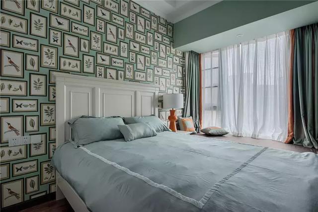 新中式装修配黑色皮沙发,128平装修风格客厅效果图