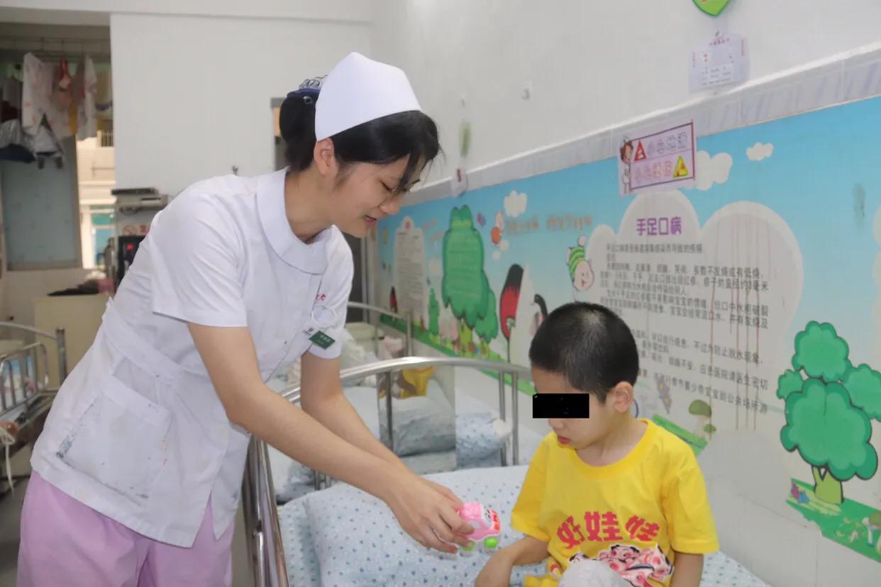 警察与警宝六一儿童节,六一儿童节警察和儿童