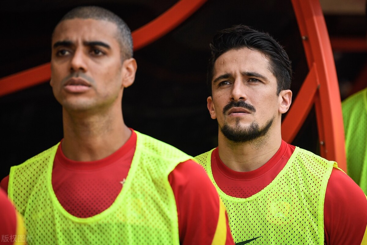 李铁为何不让阿兰和洛国富首发,国足对阿曼洛国富