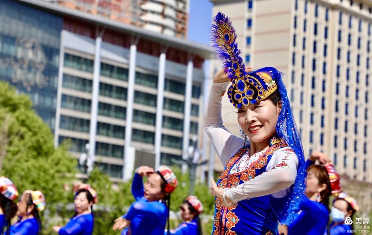 洛阳牡丹广场：*疆新**舞大联欢