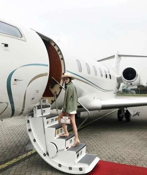 刘德华小姨子炫富上瘾？爱晒家中整墙名牌包，全身名牌堆砌太高调