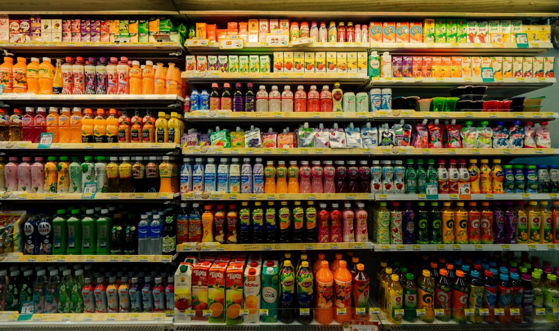 年轻人还喝饮料吗,喝瓶装果汁