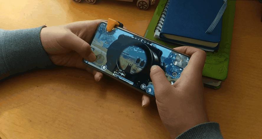 北通J1手游按键1秒15次击发，和我拼手速你必败无疑