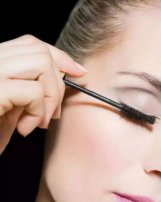 睫毛膏的刷法视频教程,哪个睫毛膏刷出来浓密不晕染