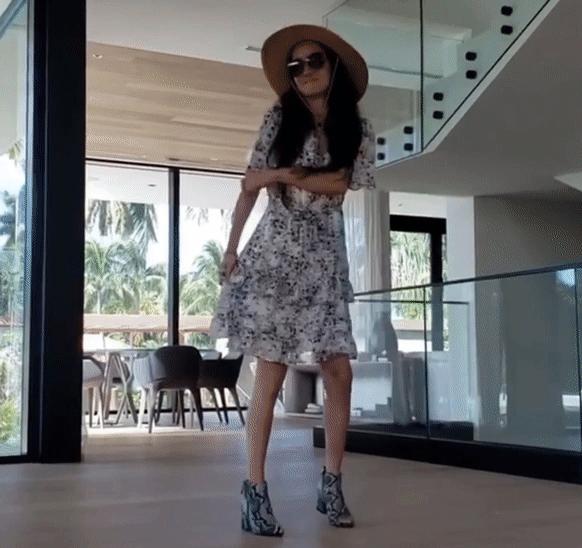 身价40亿，男友小她36岁：72岁“婚纱女王”比邓文迪厉害多了