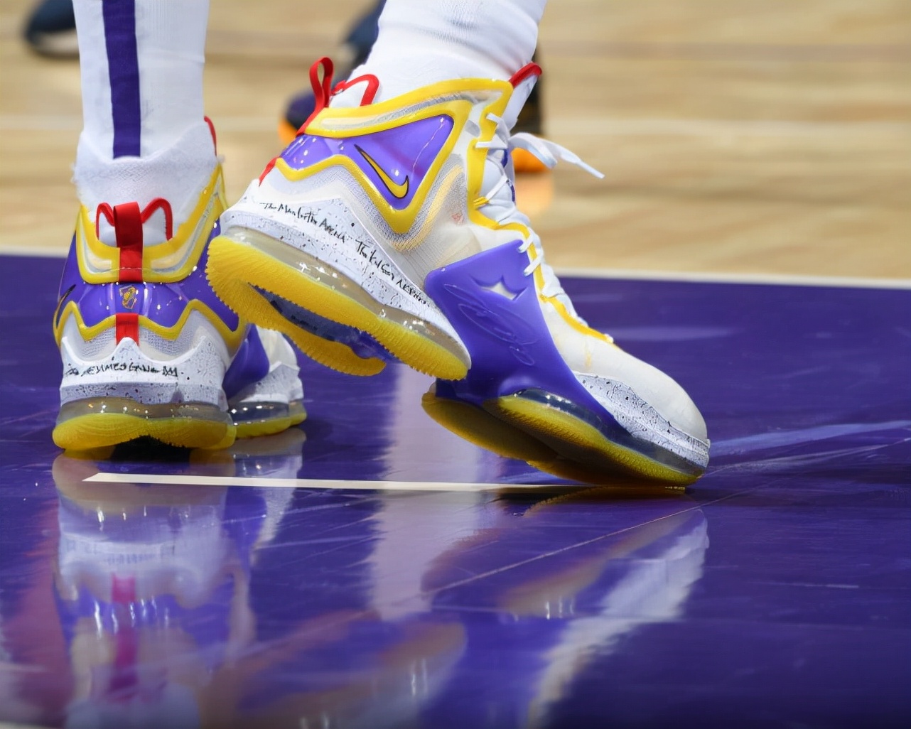 一周打三次球外场篮球鞋耐克,阿迪达斯一周鞋