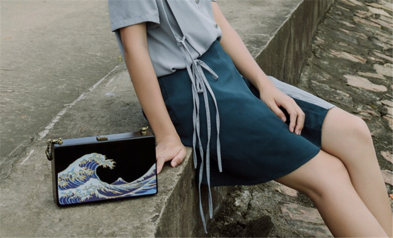 不要再背烂大街的双肩包了,别再背烂大街的轻奢包