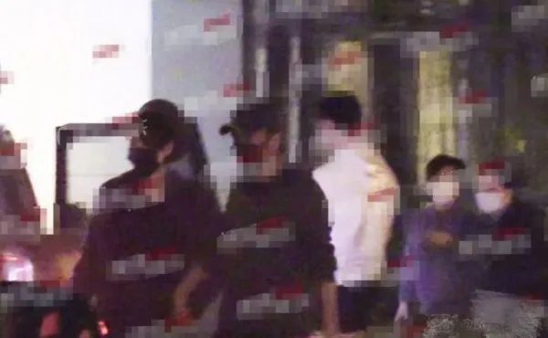 王菲谢霆锋世纪大复合大牵手图片,王菲牵谢霆锋经典瞬间