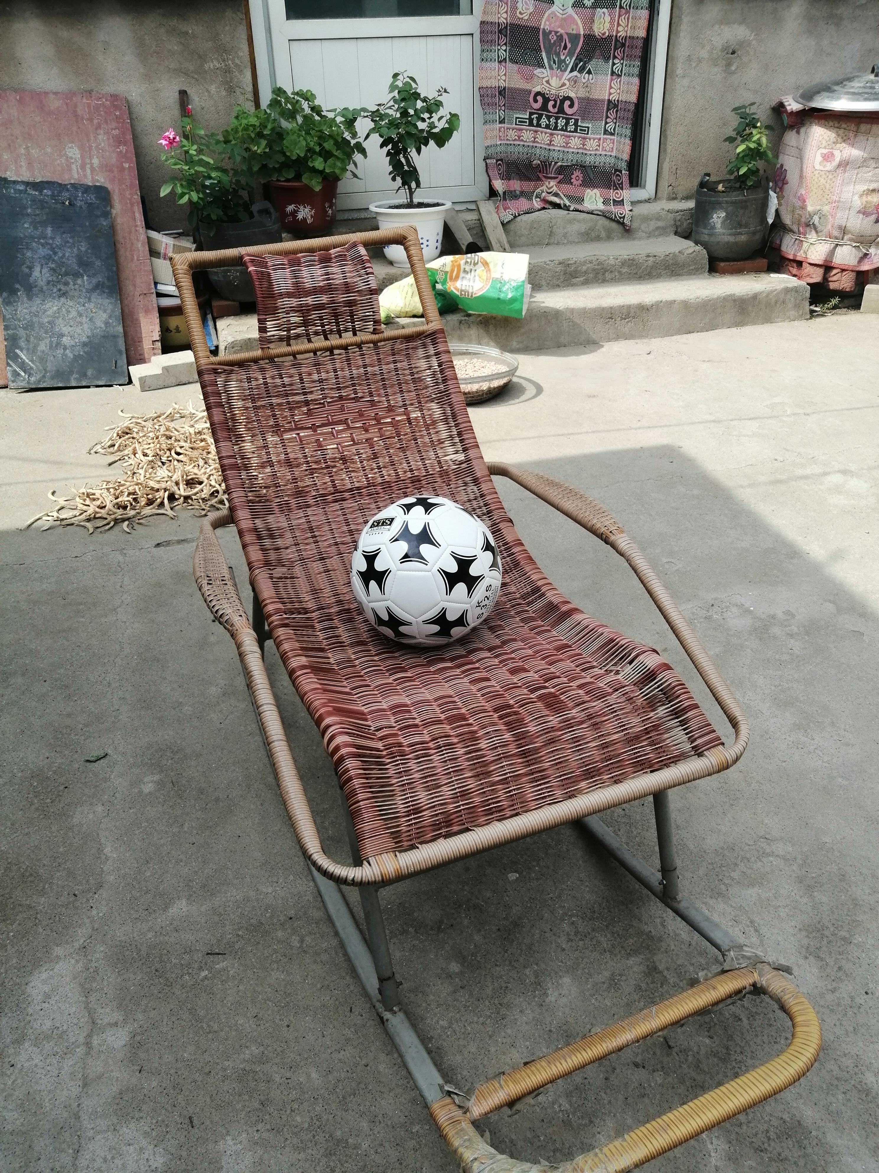 一件有趣的事踢足球鞋子踢掉了,一件有趣的事打篮球作文