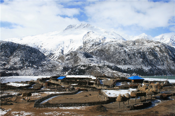 一个雪山脚下与世隔绝原始村落,这个被黑暗笼罩的村庄