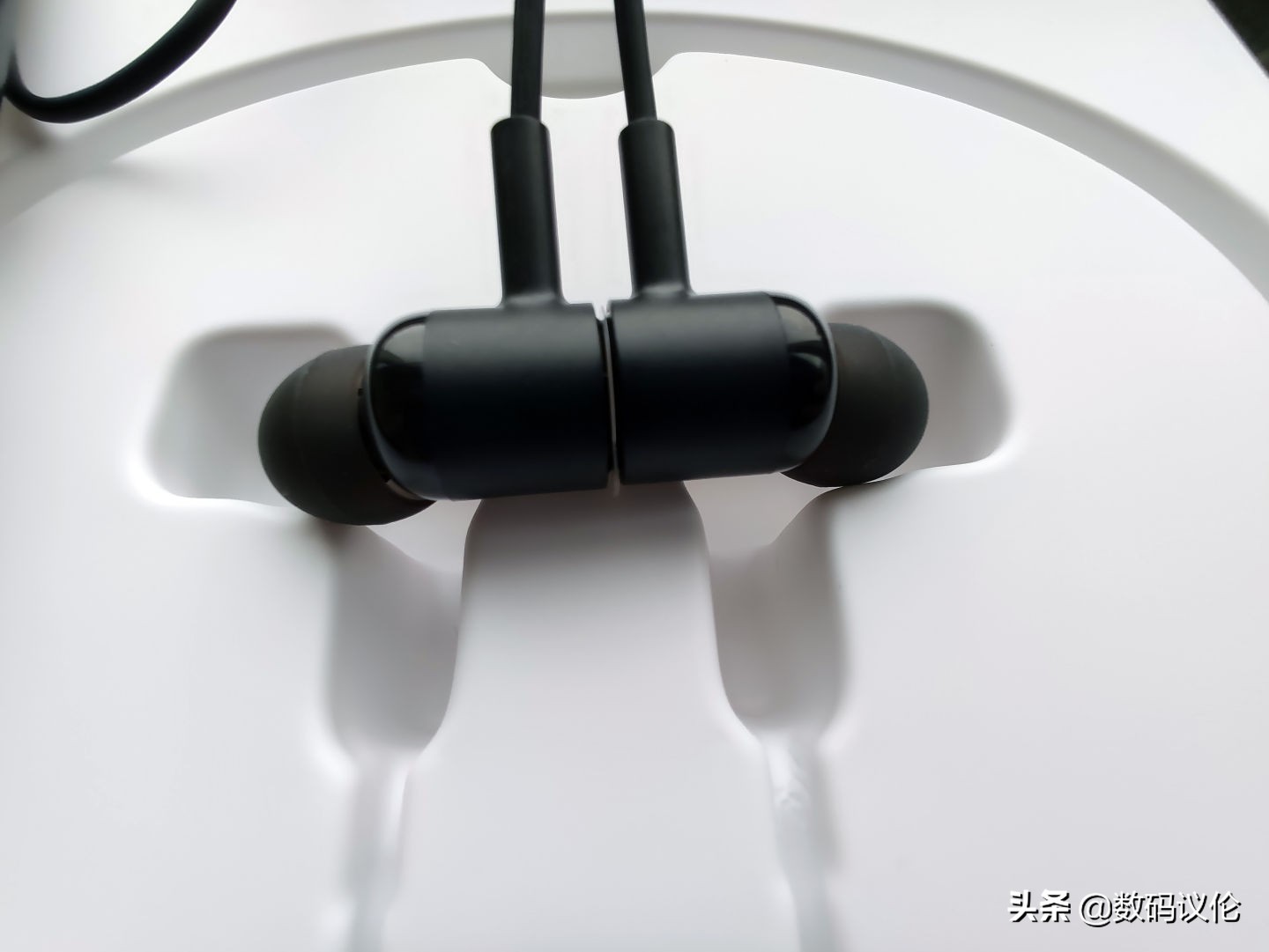 小米项圈耳机linefree和青春版,能吃鸡的蓝牙耳机小米linefree