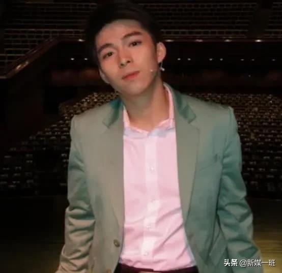 有种改变叫《药神》的黄毛，如今染回黑发掀刘海，帅成韩国欧巴！