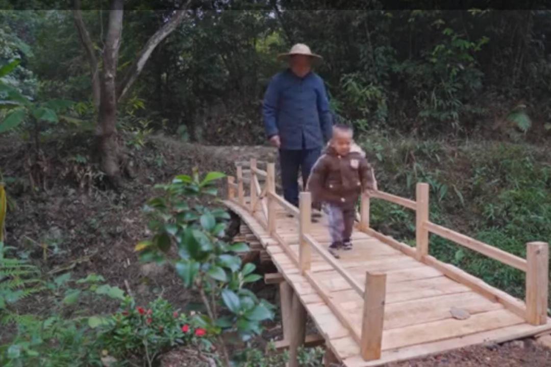 一个会做玩具的老木匠，众人甘愿喊他爷爷，他是葫芦娃爷爷吗？