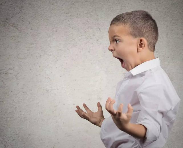 怎样教育孩子脾气暴躁打人爱哭,打骂训斥2岁宝宝导致他爱打人