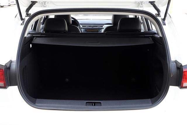 荣威ei5新款,荣威ei5智联版和豪华版有什么区别