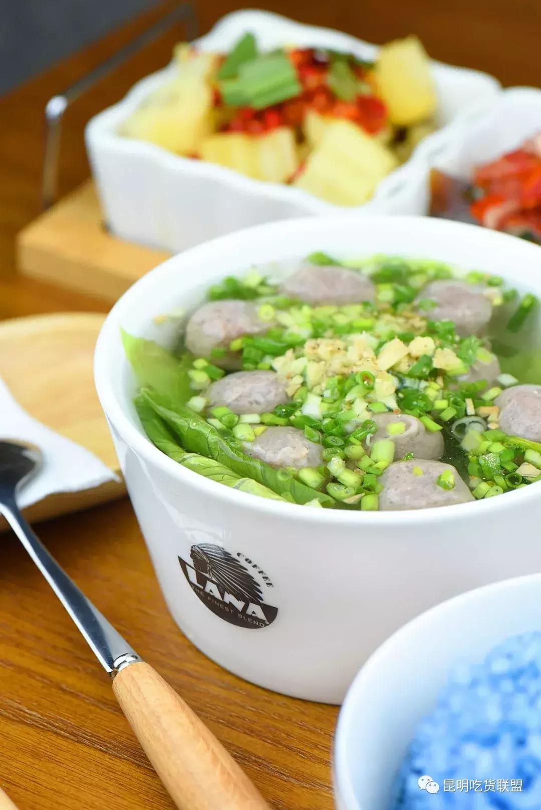 昆明2环边巷子里的小店，1杯咖啡+1份简餐，感觉我又去到了泰国