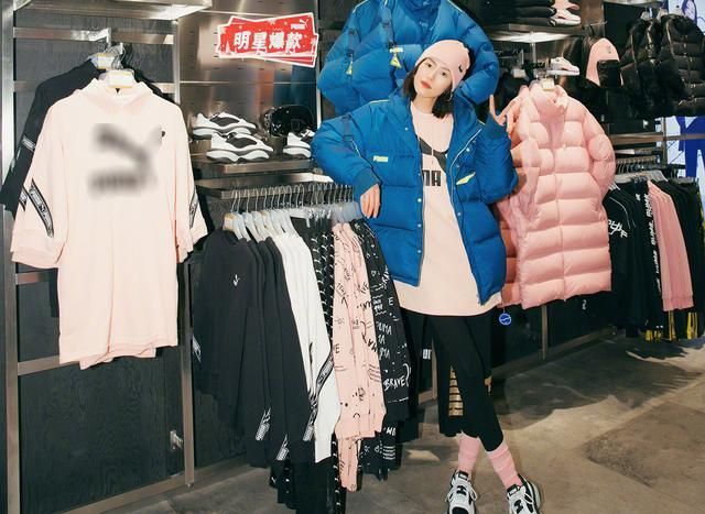 刘雯穿长筒袜的样子,刘雯绑带羽绒服