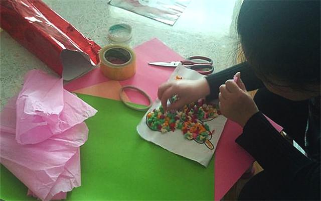 幼儿园布置手工作业家长苦不堪言,家长要求老师为孩子额外布置作业