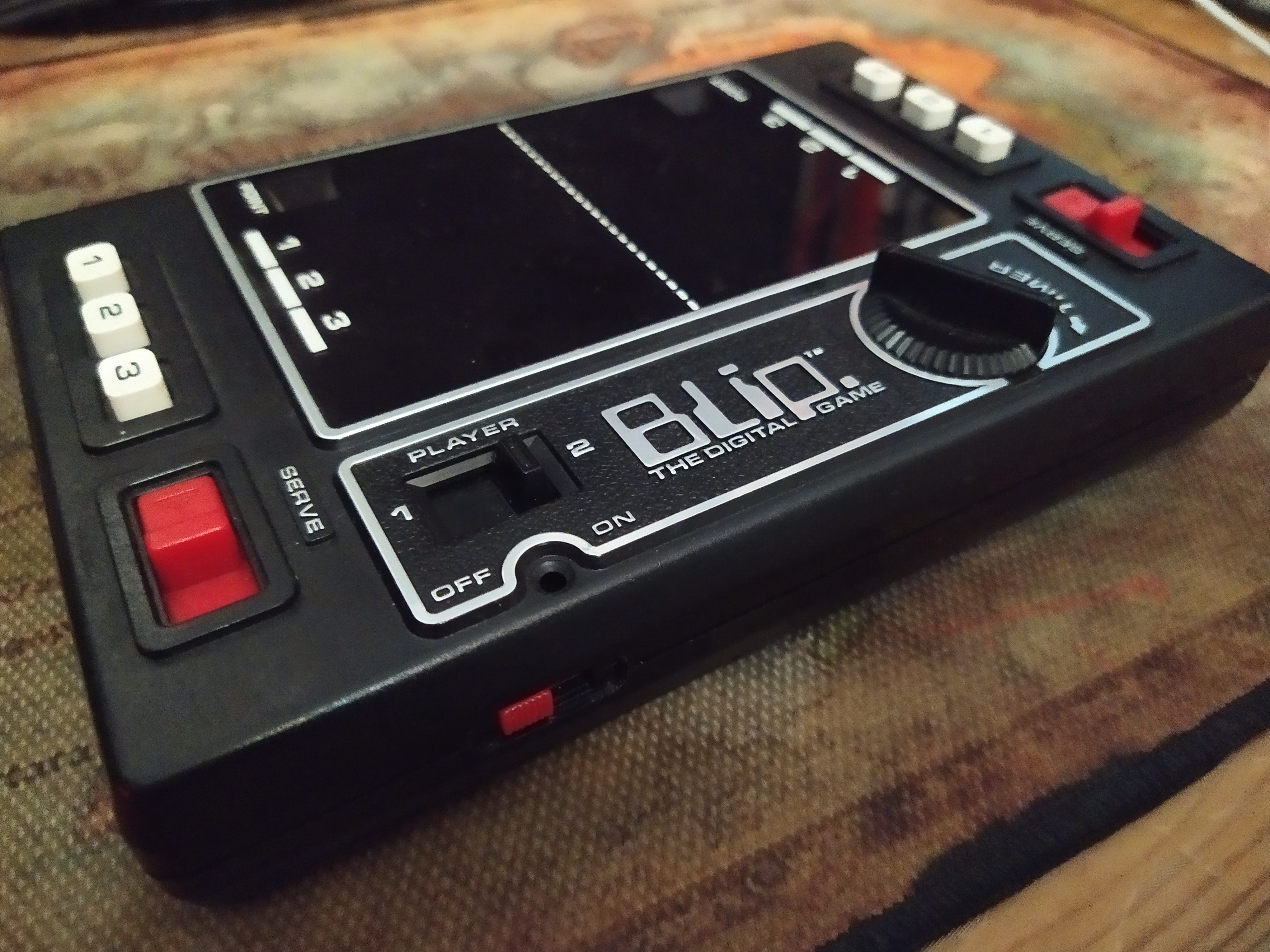 小球的魅力！1977年的古老掌机《Blip》，从双人网球游戏到打砖块