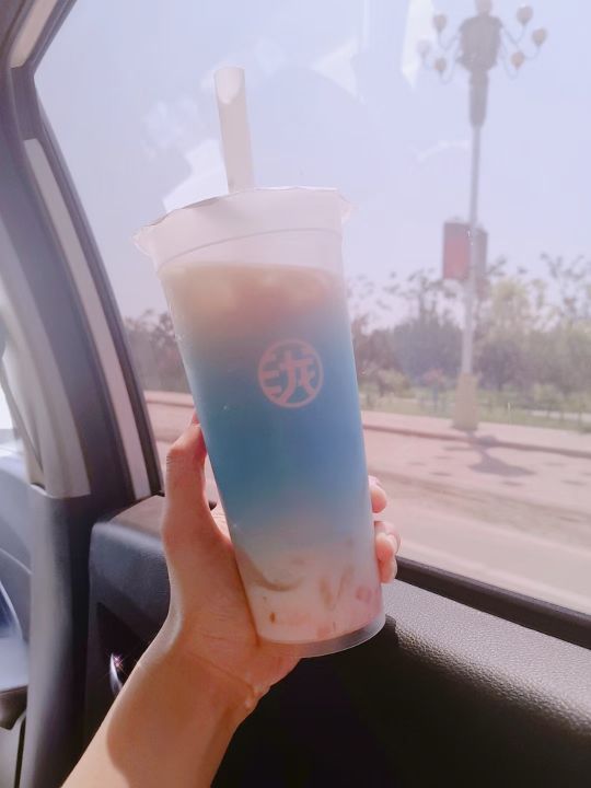 朋友圈都在刷秋天第一杯奶茶,谁还记得秋天第一杯奶茶朋友圈