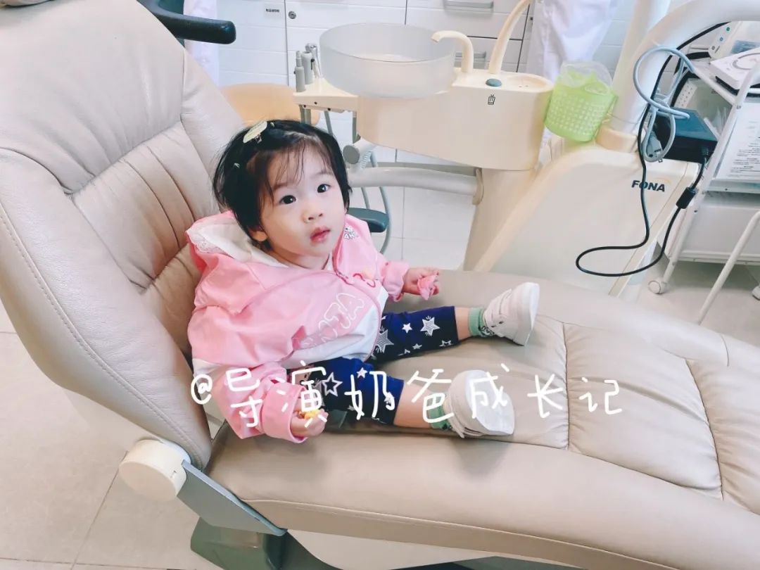 还在给小孩用儿童牙膏吗,牙医涂氟是拿什么涂氟