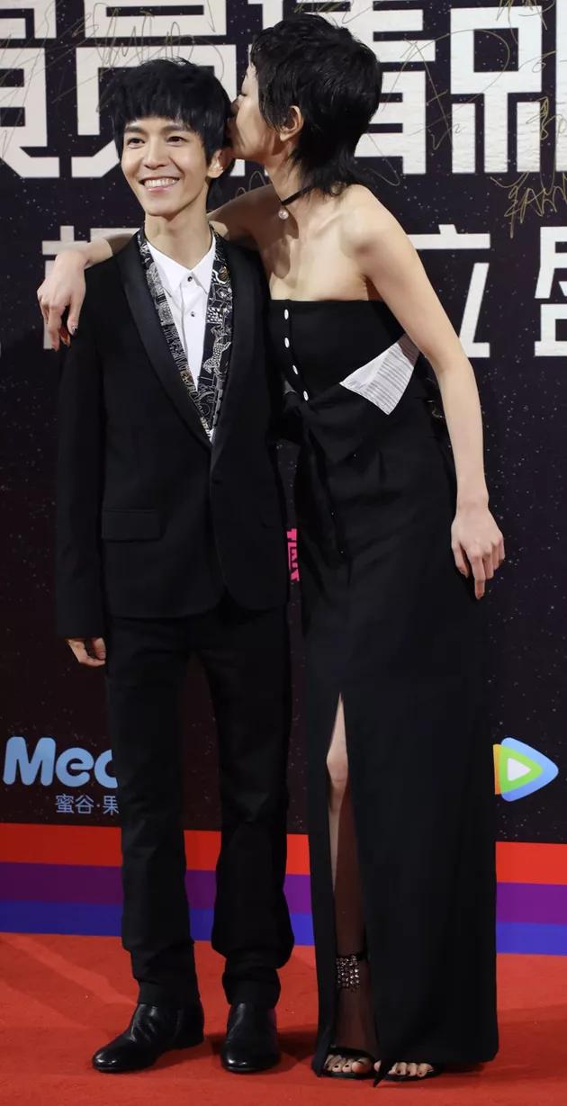 郭采洁和老头买钻戒,郭采洁有没有十克拉戒指