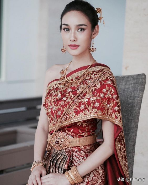 东南亚很多国家民族服装都很接近,而为何“泰服”如此深入人心