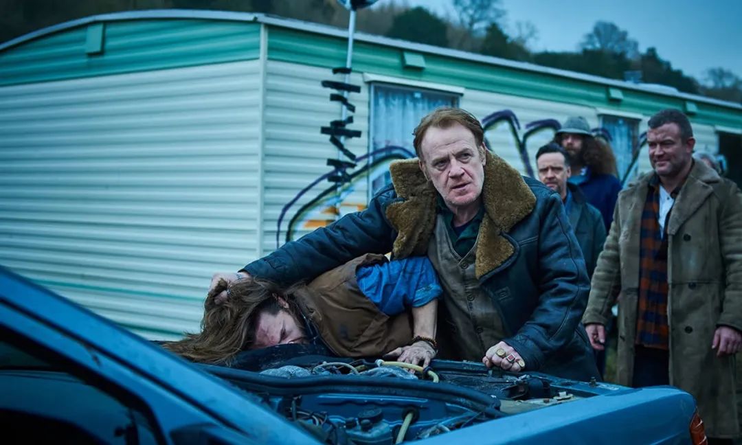 二流剧本，一流动作戏，《突袭》导演这部黑帮剧，太过瘾