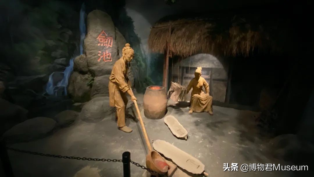 物开一刃为“刀”，两面*刃开**为“剑”，双刀相交为“剪”