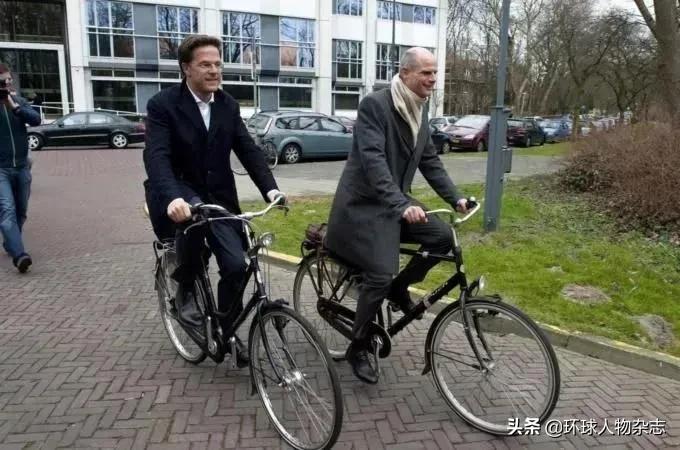 荷兰人囤*麻大**、抢厕纸，卫生部长心力交瘁晕倒后辞职，帅气亲民的首相急了！