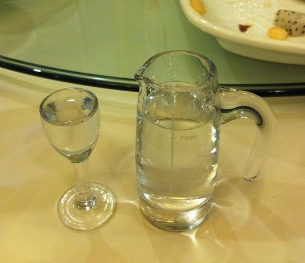 酒桌上盛酒器用法,酒桌分酒器使用方法