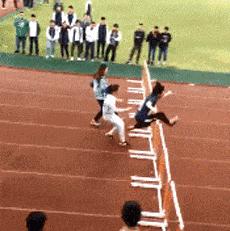 搞笑GIF：妹子，你在练什么呢，我去陪你啊