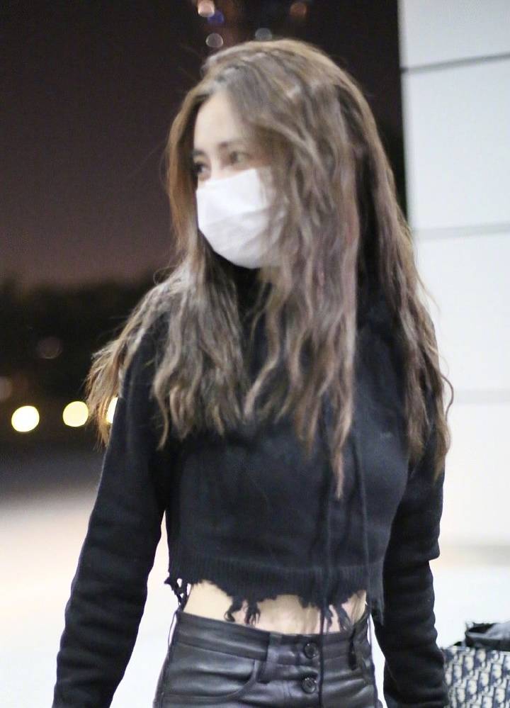 baby穿的超显腿长,baby短裙露脐装