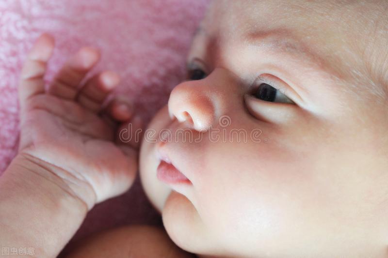 1岁宝宝摔跤头上起大包怎么办,小孩子摔跤很容易起包是怎么回事