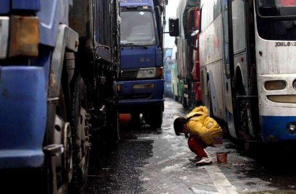 高速路上堵车尿急怎么办,高速路上堵车尿急该怎么办
