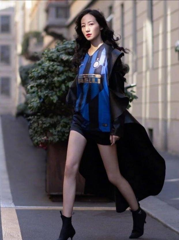 韩雪黑衣长腿综艺,韩雪红衣长腿