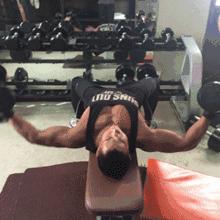 在家练胸没感觉怎么办,哑铃练胸最简单有效的方法