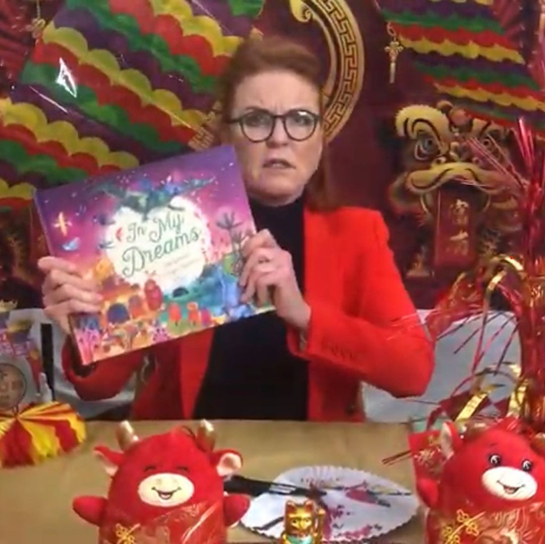 莎拉拍大片撞衫侄媳妇凯特，同款裙子不同格调，细节见王室束缚