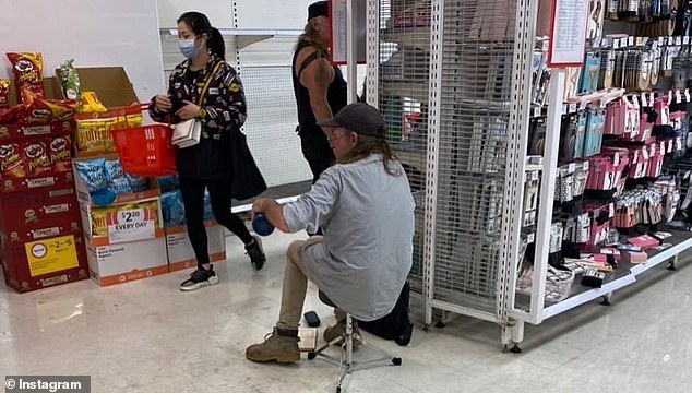 澳男子三买厕纸未果,竟在超市“安营扎寨”,喝着茶坐等商品上架