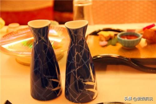 王思聪依旧高调炫富私生活奢靡，高达88万的名酒，漂亮女友作陪