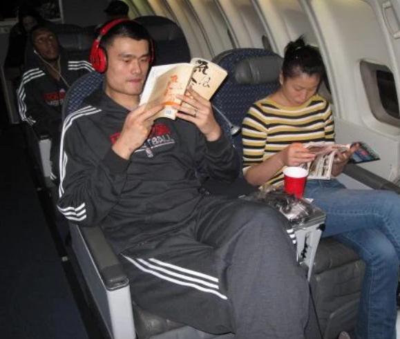 姚明和罗德曼,nba球星坐飞机吃饭