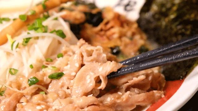 汤底浓郁的汤面,汤底浓厚