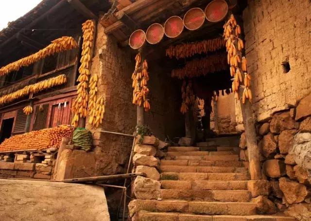 云南这个村子百家相连,一不留神就走到人家房顶上了