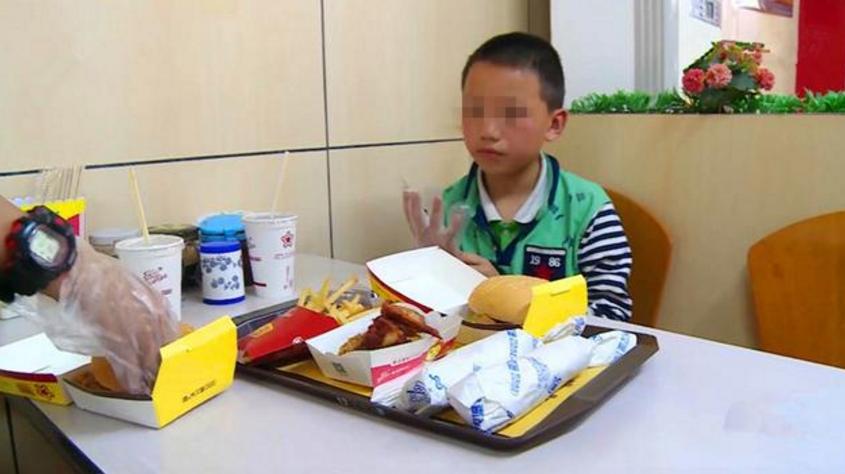 “这妈以后住养老院”，妈妈带娃吃汉堡，老板感慨母子20年后模样