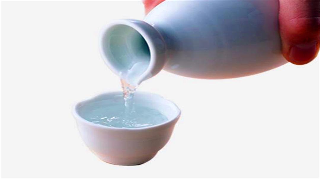 吃海鲜喝白酒为什么容易呕吐,喝了白酒头疼恶心呕吐怎么办