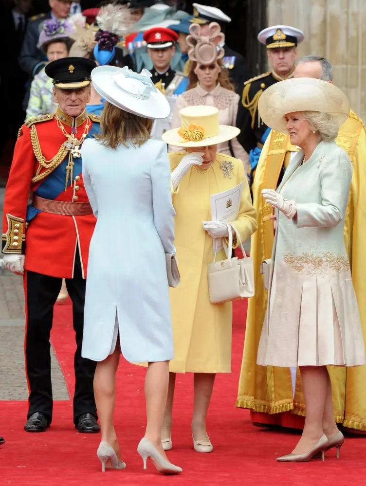 重回十年前世纪婚礼，宾客们靠礼帽频频抢镜，碧翠丝因造型被骂哭