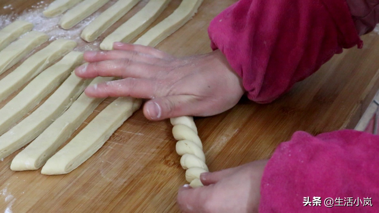 怎么炸软麻花里软外酥,炸出香脆的麻花